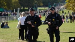 Polisi Inggris berpatroli di sepanjang Long Walk menuju gerbang Cambridge di luar Kastil Windsor di Windsor, Inggris, 18 September 2022. (Foto: AP)