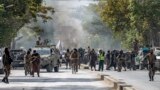 23 ستمبر، 2022 کو کابل، افغانستان میں ایک مسجد کے قریب، طالبان جنگجو دھماکے کے مقام پر پہرہ دے رہے ہیں۔