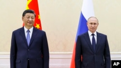 រូបឯកសារ៖ ប្រធានាធិបតី​ចិន​លោក Xi Jinping(ឆ្វេង) និង​ប្រធានាធិបតី​រុស្ស៊ី​លោក Vladimir Putin ថត​រូប​នៅ​ក្រៅ​កិច្ចប្រជុំ​កំពូល​អង្គការ​សហប្រតិបត្តិការ​សៀងហៃ (SCO) នៅ​ទីក្រុង Samarkand ប្រទេស​អ៊ូសបេគីស្ថាន កាលពី​ថ្ងៃទី១៥ ខែ​កញ្ញា ឆ្នាំ ២០២២។