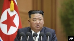 En esta imagen de archivo, distribuida por el gobierno norcoreano se ve al líder de Corea del Norte, Kim Jong Un, durante un discurso en el parlamento, en Pyongyang, Corea del Norte, el 8 de septiembre de 2022.