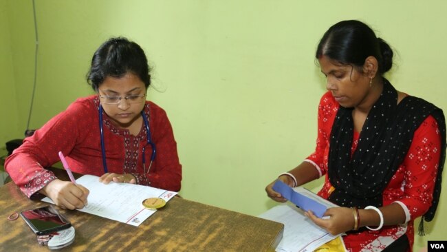 A doctor offers medical counseling to a patient at the gynecology outpatient department of a hospital in Kolkata. While screening women at the outpatient department, if doctors suspect a cervical cancer case, they send the patient for related tests (Shaikh Azizur Rahman/VOA)