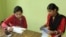 A doctor offers medical counseling to a patient at the gynecology outpatient department of a hospital in Kolkata. While screening women at the outpatient department, if doctors suspect a cervical cancer case, they send the patient for related tests (Shaikh Azizur Rahman/VOA)