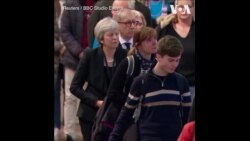 英国前首相特蕾莎·梅瞻仰女王灵柩