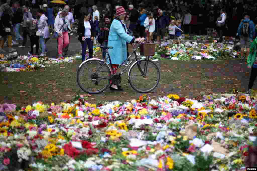 Una mujer contempla los tributos florales en Green Park, tras la muerte de la reina Isabel en las cercanías del Palacio de Buckingham en Londres, el 13 de septiembre de 2022.