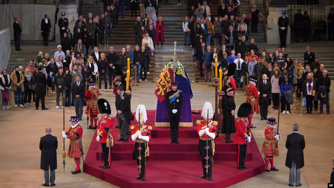 Searah jarum jam Pangeran Williams, Peter Phillips, James, Viscount Severn; Putri Eugenie, Pangeran Harry, Putri Beatrice, Lady Louise Windsor dan Zara Tindall, London, Sabtu, 17 September 2022. (Foto: Aaron Chown/Pool Photo via AP)