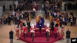 Searah jarum jam Pangeran Williams, Peter Phillips, James, Viscount Severn; Putri Eugenie, Pangeran Harry, Putri Beatrice, Lady Louise Windsor dan Zara Tindall, London, Sabtu, 17 September 2022. (Foto: Aaron Chown/Pool Photo via AP)