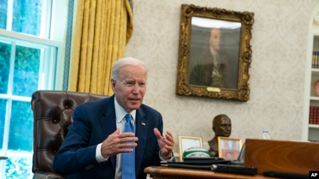 Presidenti Biden duke folur gjatë një interviste në Shtëpinë e Bardhë