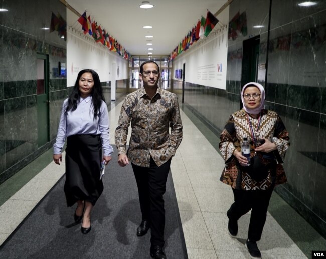 Menteri Pendidikan dan Kebudayaan Riset dan Teknologi Nadiem Makarim, Atdikbud KBRI Washington DC Popy Rufaidah (kanan) dan Made Yoni di Gedung VOA Washington, DC (VOA/Alam Burhanan).