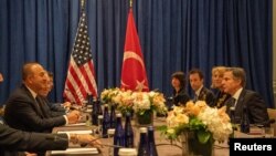 토니 블링컨(오른쪽) 미 국무장관이 20일 제77차 유엔총회가 열리고 있는 뉴욕에서 메블리트 챠우쇼을루(왼쪽) 터키('튀르키예'로 국호 변경) 외무장관과 회담하고 있다. 