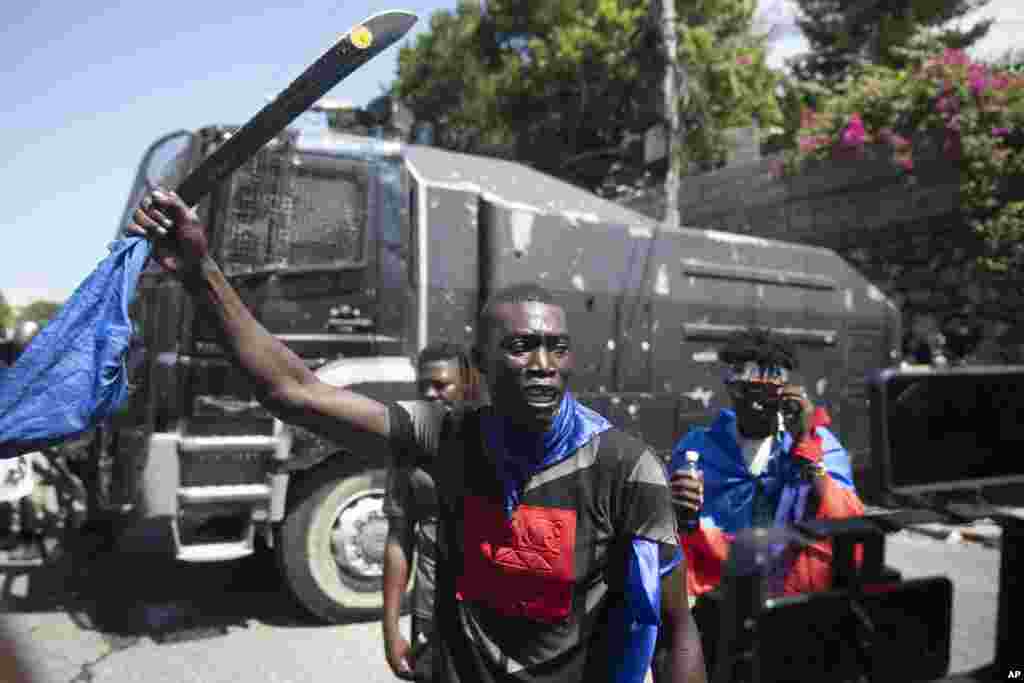 Un hombre sostiene un machete durante una protesta para exigir la renuncia del primer ministro Ariel Henry, en Puerto Príncipe, Haití, el miércoles 7 de septiembre de 2022.