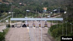 Un vehículo blindado se ve en el puesto de control del lado venezolano del puente fronterizo internacional Tienditas, visto desde Cúcuta, Colombia, 18 de agosto de 2022. REUTERS/Carlos Eduardo Ramírez.