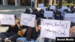 이란 최고 공립 테헤란대학교 학생들이 마흐사 아미니 씨 사망 사건 진상 규명과 관련자 처벌을 촉구하며 시위하고 있다.