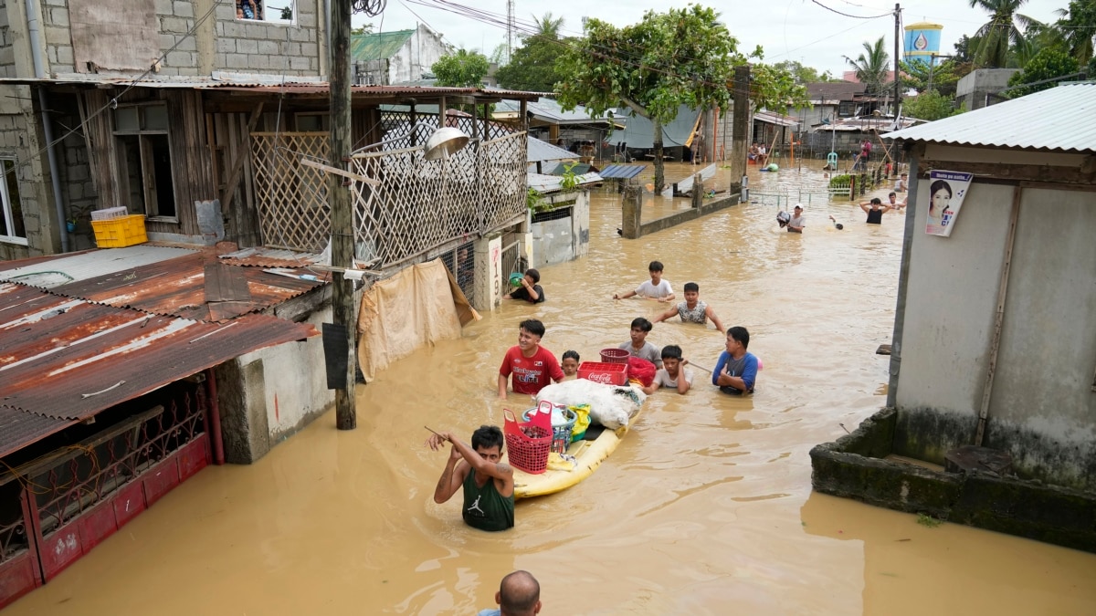 Powerful Typhoon Leaves 5 Rescuers Dead in North Philippines