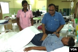 Gynecologist Dr Mayoukh Chakraborty, examining a female patient at KPC Medical College & Hospital in Kolkata. "Cervavac will potentially revolutionize the process in the prevention of cervical cancer in India," he said. (Shaikh Azizur Rahman/VOA)