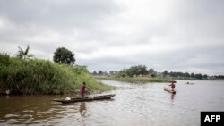 Des pêcheurs recherchent du poisson dans le fleuve Congo près des célèbres chutes de Wagenya à Kisangani, province de la Tshopo, nord-est de la RDC, le 30 août 2022.