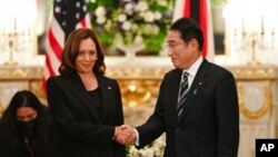 카멀라 해리스 미국 부통령(왼쪽)과 기시다 후미오 일본 총리가 26일 도쿄에서 회담했다.