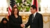 Wakil Presiden AS Kamala Harris (kiri) berjabat tangan dengan Perdana Menteri Jepang Fumio Kishida sebelum mengadakan pertemuan bilateral di Istana Akasaka di Tokyo, pada 26 September 2022. (Foto: Pool Via AP/David Mareuil)