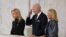 Presiden AS Joe Biden dan ibu negara Jill Biden (kanan) memberikan penghormatan kepada jenazah Ratu Elizabeth II, yang disemayamkan di catafalque, Westminster Hall di London, Minggu 18 September 2022.