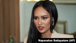 Thaw Nandar Aung, seorang model dari Myanmar berbicara kepada seorang reporter di Bangkok, Thailand pada 31 Maret 2021. 