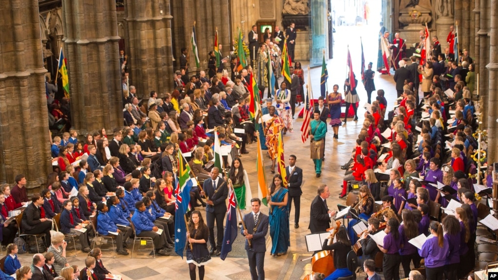2017年3月13日，英联邦成员国在伦敦威斯敏寺大教堂举行英联邦国家仪式。与会的成员国举着各国的旗帜入场。-美联社资料照(photo:VOA)