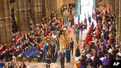 2017年3月13日，英联邦成员国在伦敦威斯敏寺大教堂举行英联邦国家仪式。与会的成员国举着各国的旗帜入场。-美联社资料照
