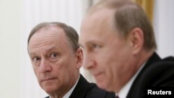 Thư ký Hội đồng An ninh Nga Nikolai Patrushev ngồi cùng Tổng thống Nga Vladimir Putin ở Moscow (ảnh tư liệu, 26/5/2015).