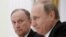 Thư ký Hội đồng An ninh Nga Nikolai Patrushev ngồi cùng Tổng thống Nga Vladimir Putin ở Moscow (ảnh tư liệu, 26/5/2015).