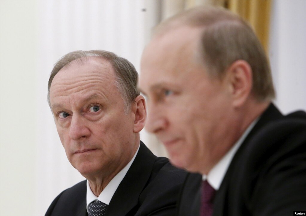资料照：帕特鲁舍夫在一个会议上注视着讲话的普京总统。（2015年5月26日）(photo:VOA)