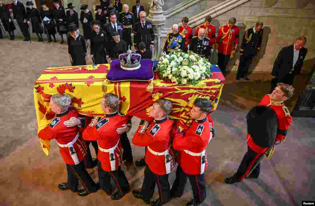 Vista general del momento en que el servicio real carga el ataúd durante la recepción del ataúd de la reina Isabel en el salón Westminster, en Londres, el 14 de septiembre de 2022.