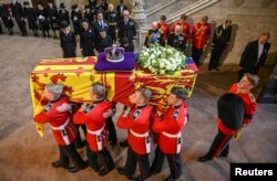 Peti jenazah Ratu Elizabeth II disemayamkan di Westminster Hall di London, Inggris 14 September 2022. (Foto: Parlemen Inggris/Jessica Taylor via REUTERS)