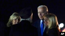 El presidente Joe Biden y la primera dama Jill Biden llegan al aeropuerto Stansted de Londres, en Stansted, Gran Bretaña, el 17 de septiembre de 2022. Los Biden están en Londres para asistir al funeral de la reina.