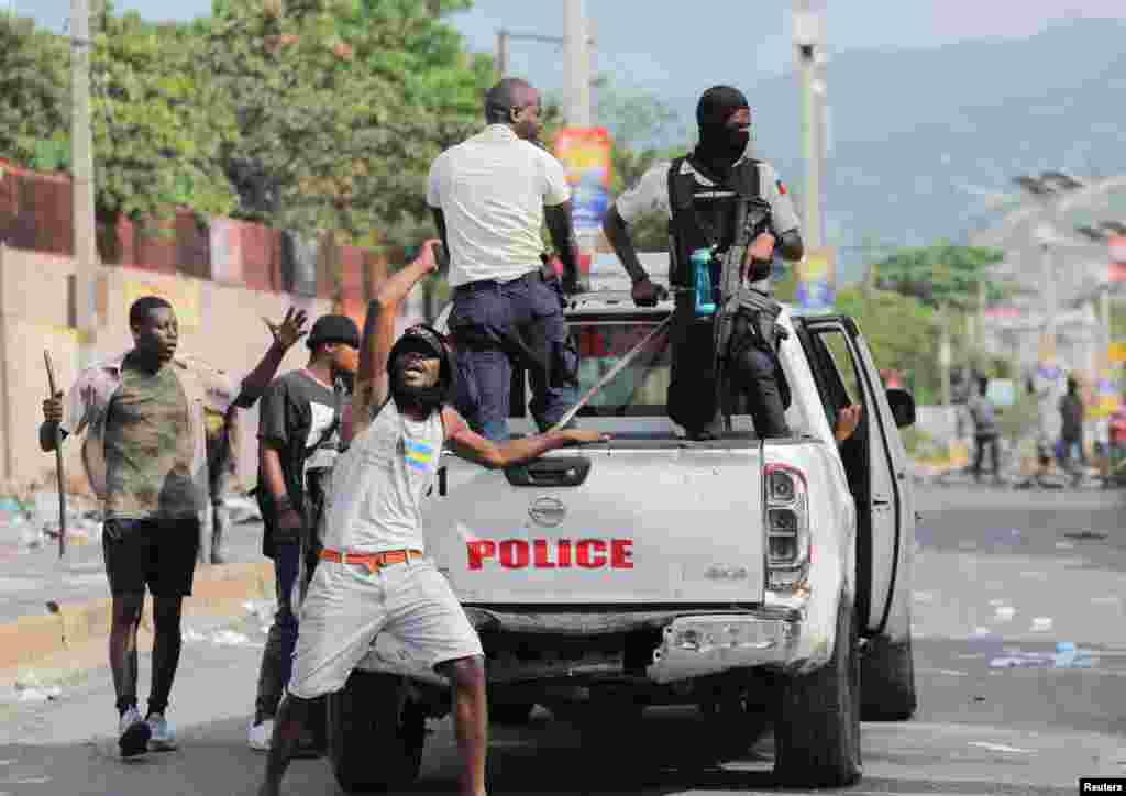 Un manifestante arenga a sus compañeros durante una manifestación contra el gobierno, en Puerto Príncipe, Haití, el 14 de septiembre de 2022.