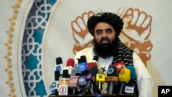 Amir Khan Muttaqi, Menteri Luar Negeri yang ditunjuk Taliban, dalam upacara pembebasan Bashir Noorzai, seorang tahanan senior Taliban yang ditahan di sebuah penjara Amerika, di Hotel Intercontinental, di Kabul, Afghanistan, Senin, 19 September 2022. (AP/Ebrahim Noroozi)