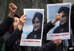 流亡伊朗人舉著在伊朗警察局死亡的女子阿米尼（Mahsa Amini）的照片在伊朗駐柏林大使館外抗議。（2022年9月20日）