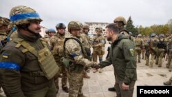 볼로디미르 젤렌스키(가운데 오른쪽) 우크라이나 대통령이 북부 전선 이지움 탈환 직후인 지난달 14일 현지를 방문해 장병들을 격려하고 있다. (자료사진)