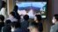 Moun swiv yon emisyon televizyon ki montre ese nikleye Kore di No fe Samdi nan yon stasyon tren nan vil Seoul, Kore di Sid, Dimanch 25 Sept. 2022. 