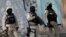 Foto Achiv: Polis Nasyonal Ayiti ap veye pandan yon manifestasyon pou mande demisyon Premye Minis Ariel Henry nan Potoprens, Ayiti, 11 Sept. 2022. 
