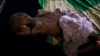Éreintés par la faim, les enfants somaliens n'ont plus la force de pleurer