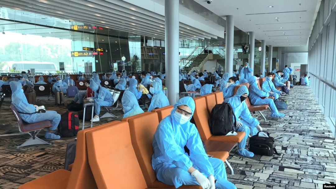 Các hành khách chuẩn bị đáp một chuyến bay giải cứu về Việt Nam