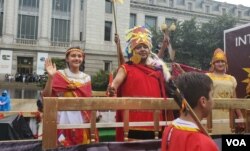 Representación de Perú recorre la Avenida Constitución bajo la lluvia en Desfile de las Naciones en Fiesta DC. (Foto VOA / Tomás Guevara)