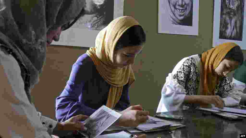 جامعۀ جهانی به پیمانۀ گسترده محدودیت&zwnj;های وضع شده از سوی طالبان بر حق آموزش دختران افغان را محکوم کردند