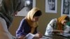 Sejumlah siswa perempuan di Afghanistan terlihat tengah mengikuti kelas melukis di Herat, Afghanistan, pada 26 Juli 2022. (Foto: AFP/Mohsen Karimi)