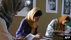 Sejumlah siswa perempuan di Afghanistan terlihat tengah mengikuti kelas melukis di Herat, Afghanistan, pada 26 Juli 2022. (Foto: AFP/Mohsen Karimi)