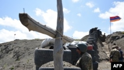 Seorang tentara berjaga di pos pemeriksaan wilayah perbatasan antara Armenia dan Azerbaijan di Sotk, Armenia, pada 18 Juni 2021. (Foto: AFP/Karen Minasyan)