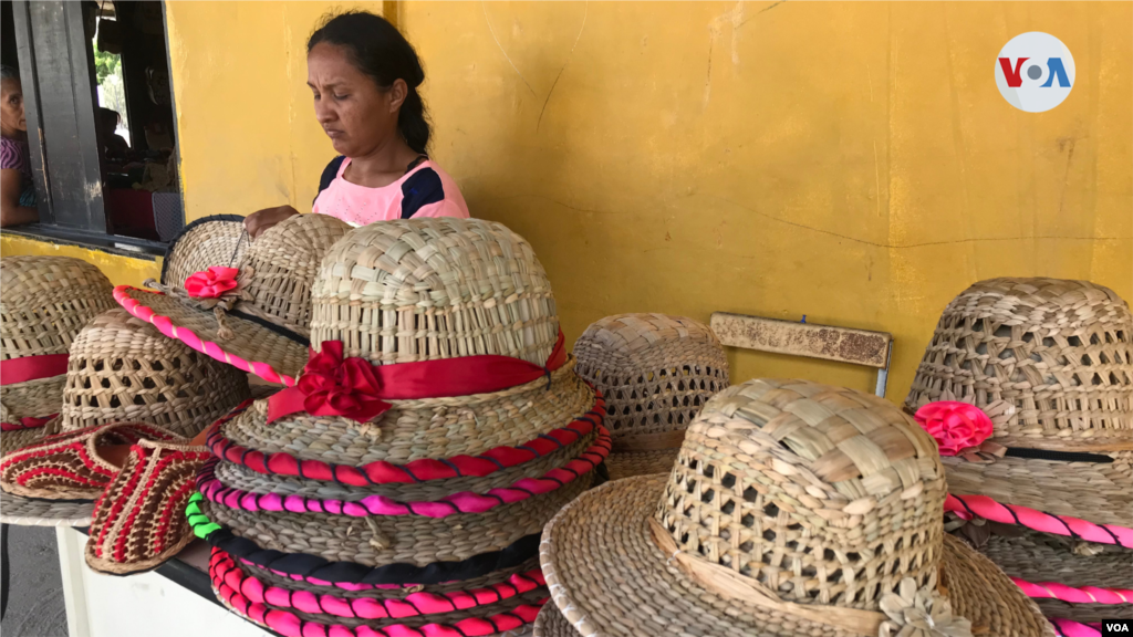 Sombreros elaborados por mujeres del pueblo cumanagoto en el estado Anzoátegui.