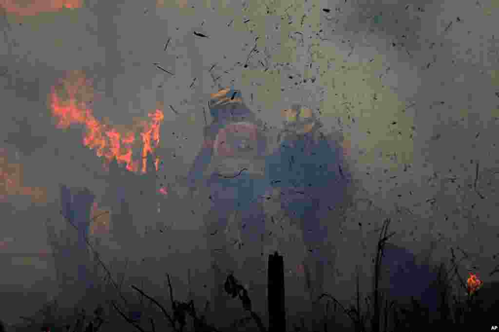 Fire brigade members put out fires in Apui, Amazonas state, Brazil, Sept. 21, 2022.