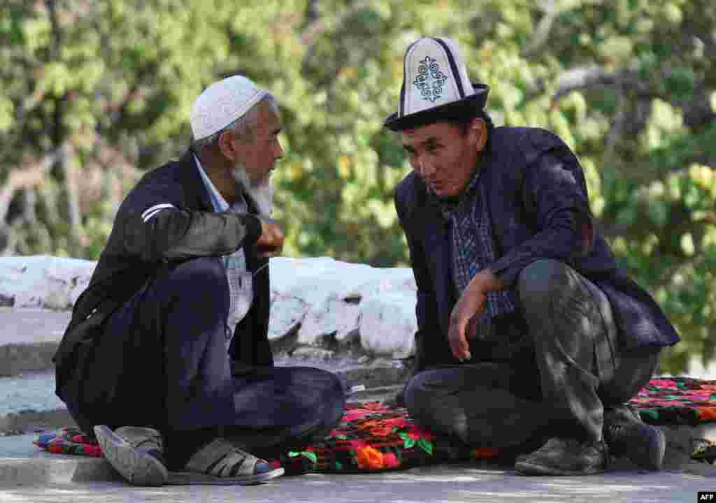 Chegaradan evakuatsiya qilingan aholi. Bo&#39;z-adir qishlog&#39;i, Qirg&#39;iziston. &nbsp;