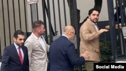 
احمد مسعود خبريالانو ته وويل دوی د خبرو اترو دروازې کله هم نه دي بندې کړي او ژمنه يې وکړه چې ټول وسله وال مقاومت به ودروي که چرې طالبان د متحده قامونو د څار لاندې د جمهوريت د لارې انتخابونو ته تيار شي