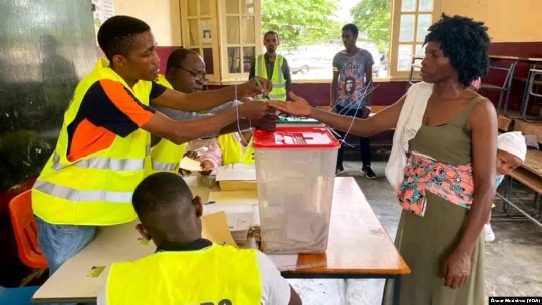 Assembleia de voto em São Tomé. São Tomé e Príncipe realizou eleições a 25 de setembro, 2022