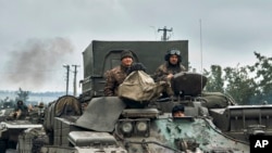 장갑차에 탑승한 우크라이나군 장병들이 12일 북동부 하르키우 주 수복지에 들어가고 있다. 